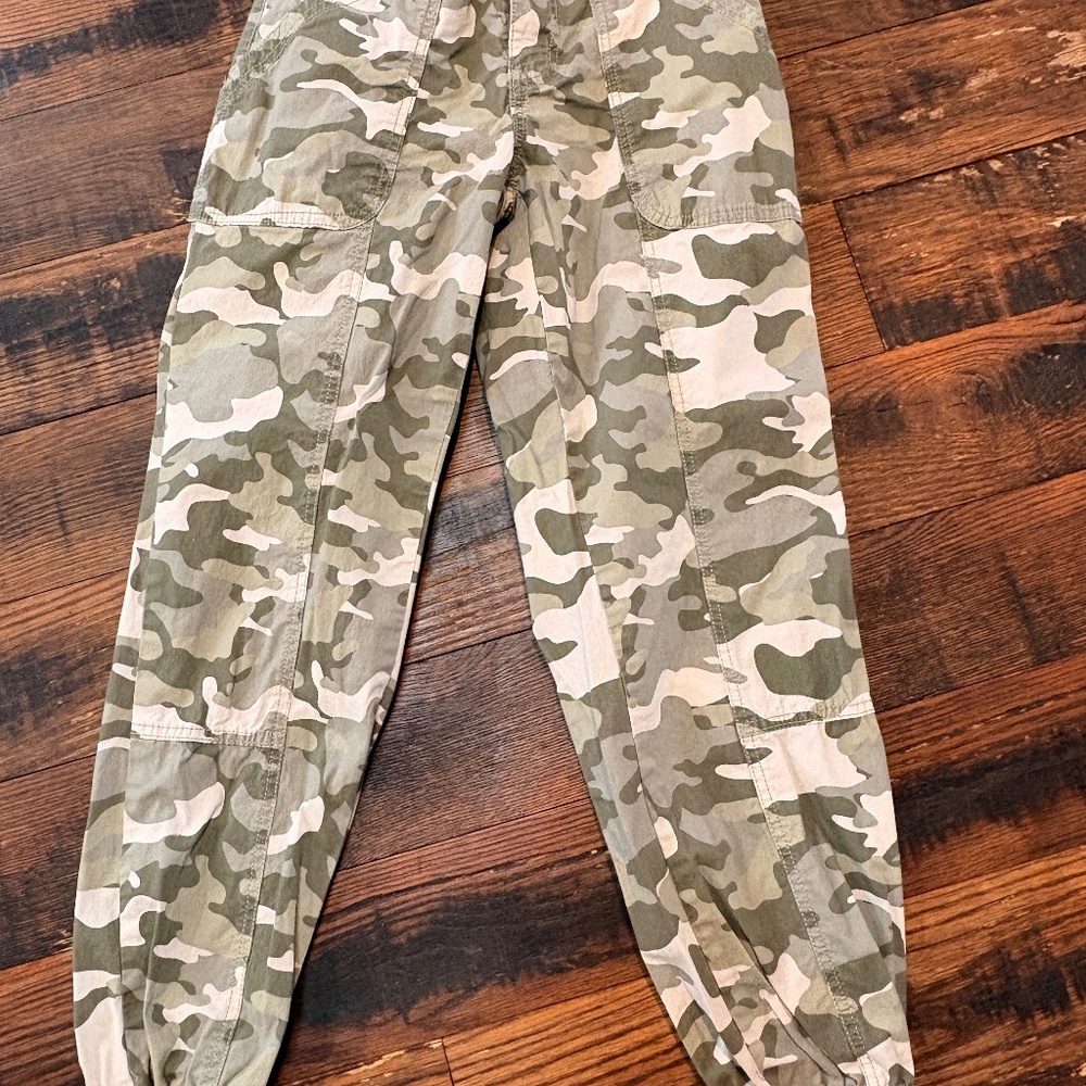 CAMO CARGO ELASTIC ANKLE PANTS SIZE xs
